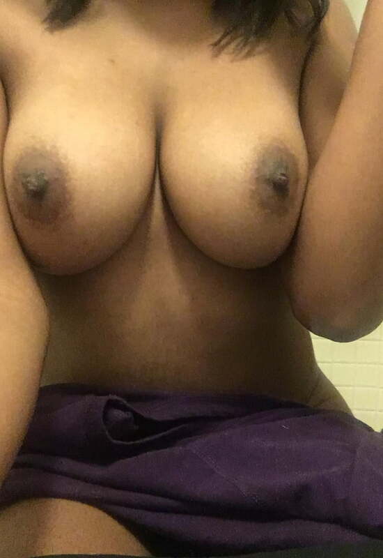 Rachel - Femme Nue Gros Sein